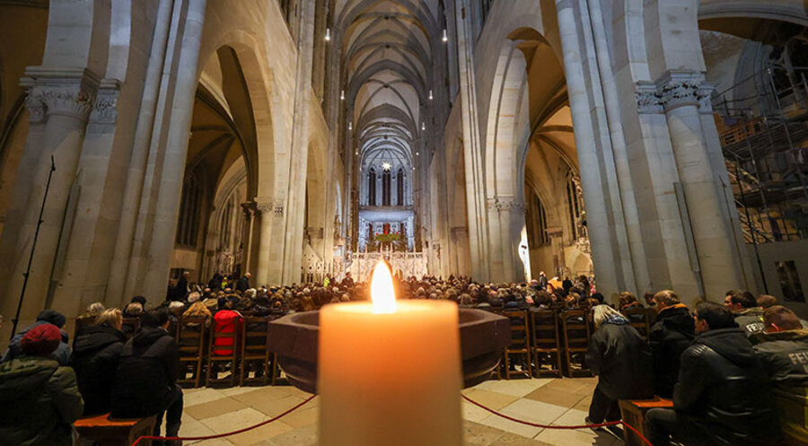 Rund 2.800 Menschen nahmen im und vor dem Magdeburger Dom an der Gedenkveranstaltung für die Opfer des Terroranschlages teil. Foto: picture-alliance/dpa|Jan Woitas