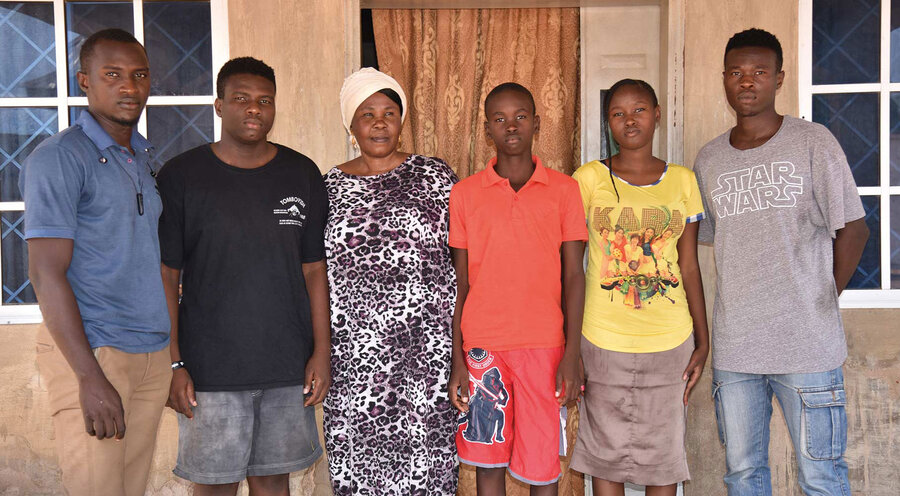 Amina und ihre Familie tragen wie tausende Christen in Nigeria die Narben der von Islamisten verursachten Unruhen. Im Jahr 2012 kam Boko Haram zu ihrem Haus in der Stadt und tötete Aminas Mann und einige ihrer Söhne. Im Jahr 2017 wurde sie von Boko Haram entführt und acht Monate als Geisel gefangen gehalten. Amina und ihre Familie sind ein Beispiel an Widerstandskraft und Glaube. Foto: Open Doors