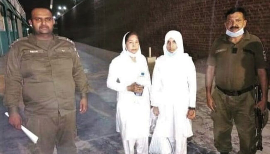 Mariam Lal und Navish Arooj wurden am 9. April 2021 in Faisalabad, Pakistan, in Gewahrsam genommen. Foto: Morning Star News