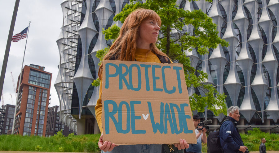 Eine Frau bei einer Demonstration. Foto: Picture Alliance/Vuk Valcic