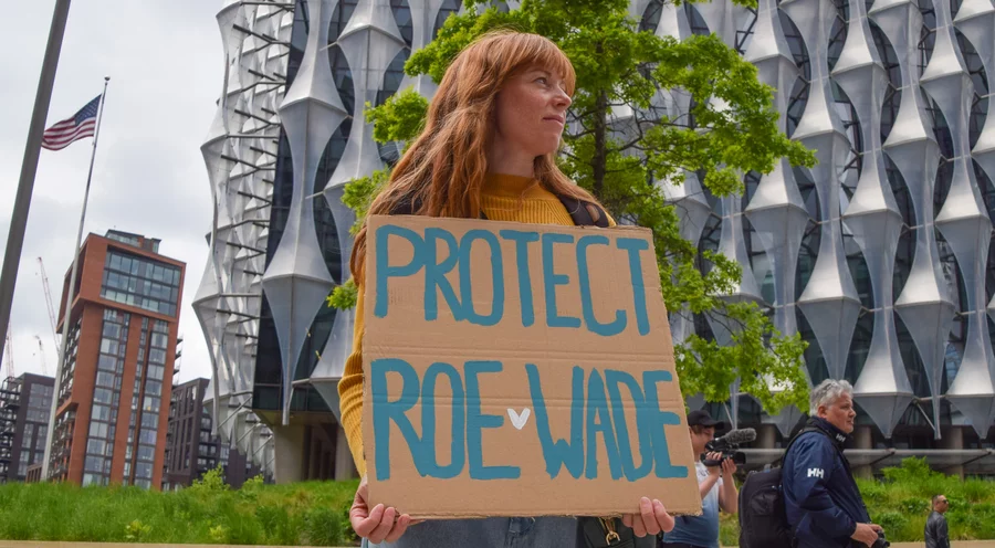 Eine Frau bei einer Demonstration. Foto: Picture Alliance/Vuk Valcic
