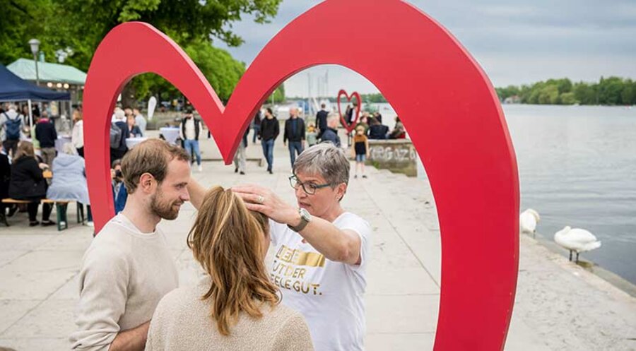 Eine Segnung eines Paares bei der Aktion „Spontan-Hochzeit auf dem Maschsee“ im Mai während des Evangelischen Kirchentages in Hannover. Foto: epd-bild.de/Thomas Lohnes