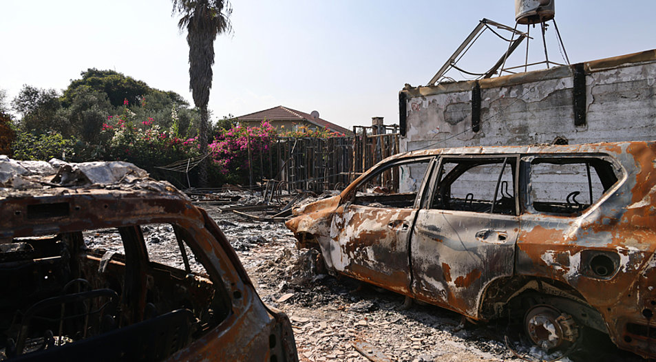 Von einer Rakete zerstörte Autos und Häuser in Nevi Haasara. Foto: picture alliance / Hans Lucas | Laetitia Notarianni