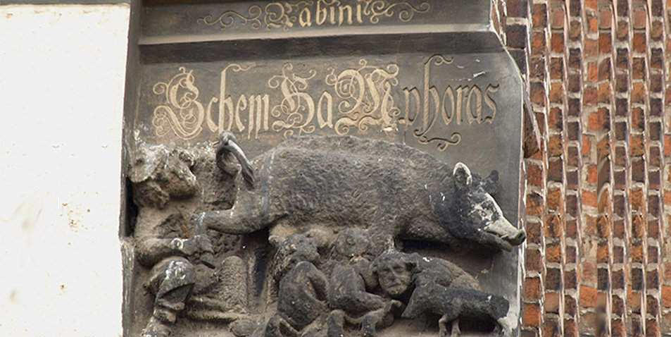 Die sogenannte "Judensau" an der Wand der Wittenberger Stadtkirche. Foto: Paul Marx/pixelio.de