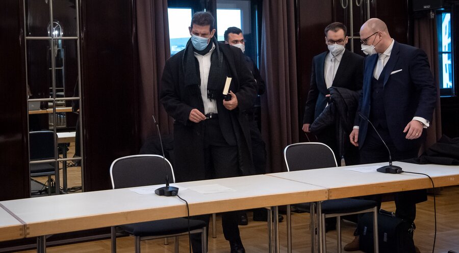 Olaf Latzel (l.) betritt im November 2020 vor Prozessbeginn den Gerichtssaal. Foto: picture alliance/dpa | Sina Schuldt