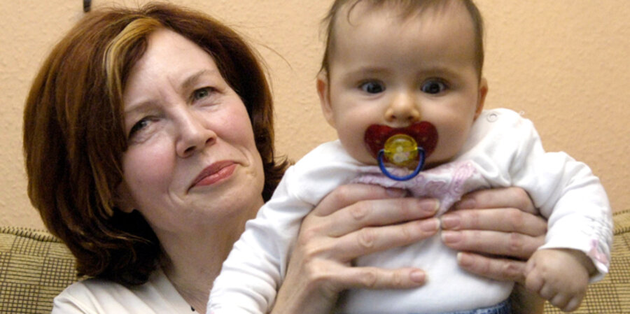 Die damals 55-jährige Annegret R. posiert mit ihrer Tochter Lelia, ihrem 13. Kind, das im Sommer 2005 auf die Welt kam. Foto: picture-alliance/dpa