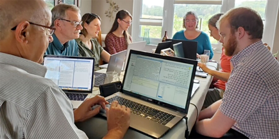 Das Übersetzungsteam mit den Berater von Bibles International. Foto: Bibel fir Lëtzebuerg