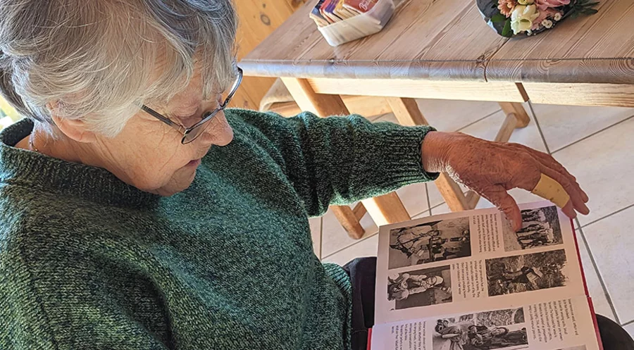 Marlene Schulze blättert im druckfrischen Wörterbuch Sunuwar - Nepali - English. Die Sprachwissenschaftlerin begann 1970 mit der Erforschung der Sunuwar-Sprache, die in kleinen Dörfern im Himalaya beheimatet ist. Foto: Ramona Eibach