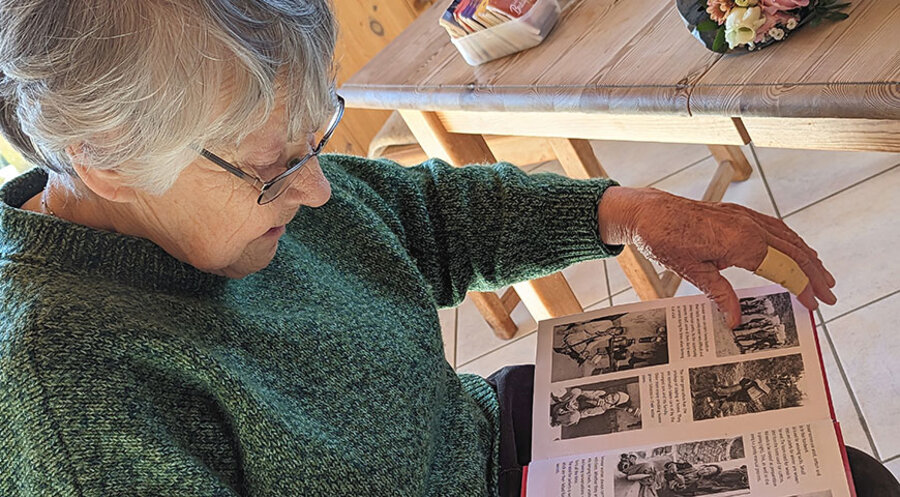 Marlene Schulze blättert im druckfrischen Wörterbuch Sunuwar - Nepali - English. Die Sprachwissenschaftlerin begann 1970 mit der Erforschung der Sunuwar-Sprache, die in kleinen Dörfern im Himalaya beheimatet ist. Foto: Ramona Eibach
