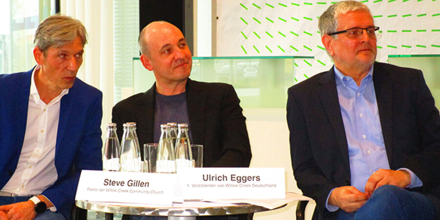 v. l.: Übersetzer Gotthard Westhoff, Interimspastor Steve Gillen und der Vorsitzende von Willow Creek Deutschland, Ulrich Eggers. Foto: idea/Klaus Rösler