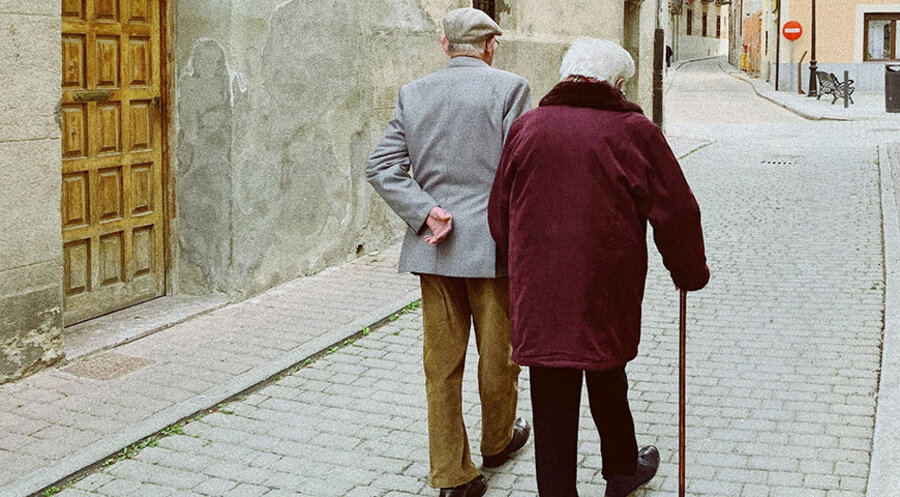 Ältere Menschen bei einem Spaziergang. Symbolbild: unsplash.com