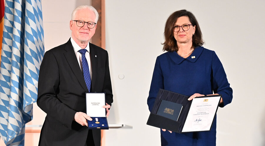 Landtagspräsidentin Ilse Aigner überreichte Michael Bammessel den Orden. Foto: Bayerischer Landtag/Rolf Poss