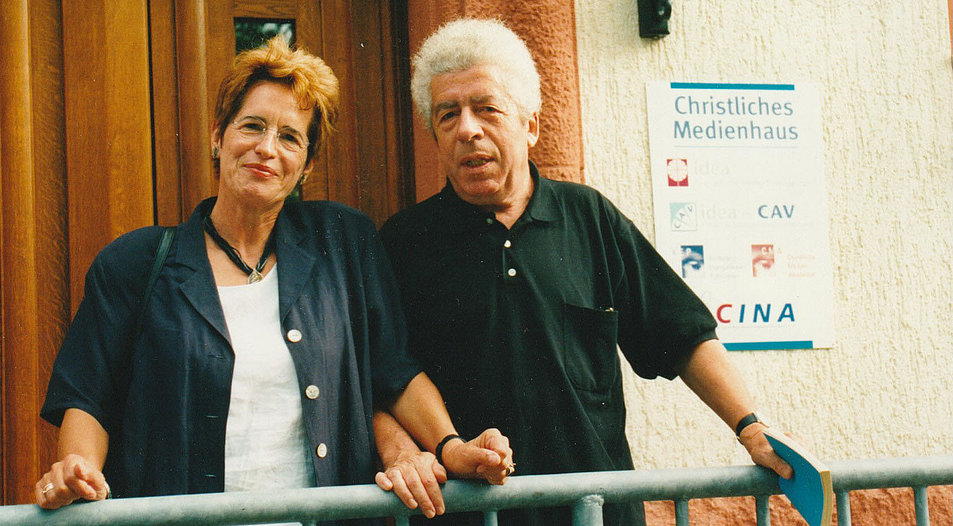 Christa und Klaus Baschang in der IDEA-Zentrale in Wetzlar 1998. Foto: IDEA/Harald Krille