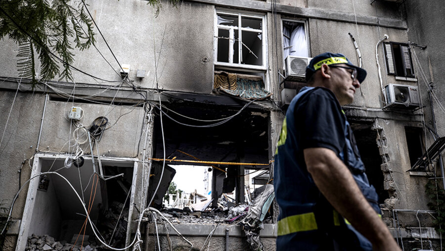 Die Häuser einiger Mitarbeiter wurden von Raketen getroffen – so auch dieses Gebäude im israelischen Ashkelon. Foto: picture-alliance / AA | Mostafa Alkharouf