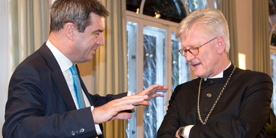 v.l.: Der bayerische Staatsminister Markus Söder im Gespräch mit dem bayerischen Landesbischof und Ratsvorsitzenden der EKD, Heinrich Bedford-Strohm, auf dem Jahresempfang der Akademie. Foto: Oryk Haist
