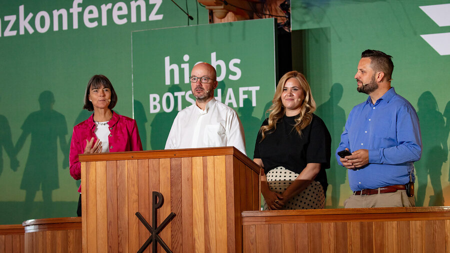 Mitarbeiter auf der diesjährigen Allianzkonferenz (v.l.): Mirjam Schink, Tobias Bilz, Franziska Klein und Fabian Backhaus. 