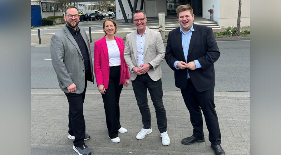 Gruppenbild mit Dame (v.l.): Der Vorsitzende der CDU-Kreistagsfraktion Michael Hundertmark, Rebecca Neuburger-Hees, Landrat Carsten Braun und der Bundestagsabgeordnete und CDU-Kreisvorsitzende Johannes Volkmann. Foto: CDU Kreisverband Lahn-Dill