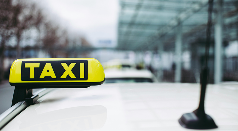 Seit seiner Bekehrung sei „der Spruch, der auf meinem neuen Taxi klebt, mein Mantra“, so der aus dem Iran stammende Fahrer. Symbolfoto: unsplash.com 