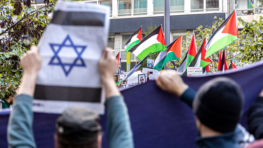In Deutschland gibt es neben Solidaritätsbekundungen mit Israel immer wieder auch pro-palästinensische Demonstrationen. Foto: picture alliance/dpa | Christoph Reichwein