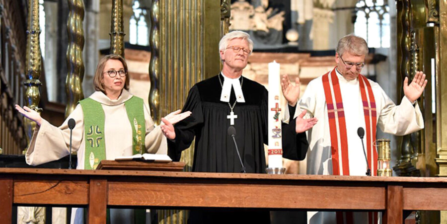 v. l.: Pastorin Margarithe Veen, Landesbischof Heinrich Bedford-Strohm und ÖRK-Generalsekretär Olav Fykse Tveit beim Festgottesdienst in Amsterdam. Foto: Albin Hillert/WCC