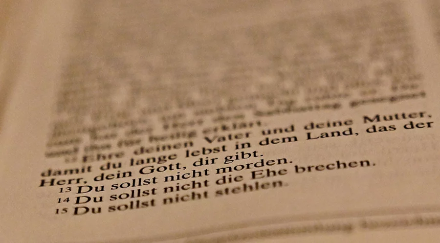 Im Gegensatz zum herkömmlichen Bibeltext enhält die Tafel lediglich neun statt zehn Gebote. Foto: picture alliance/Daniel Kubirski