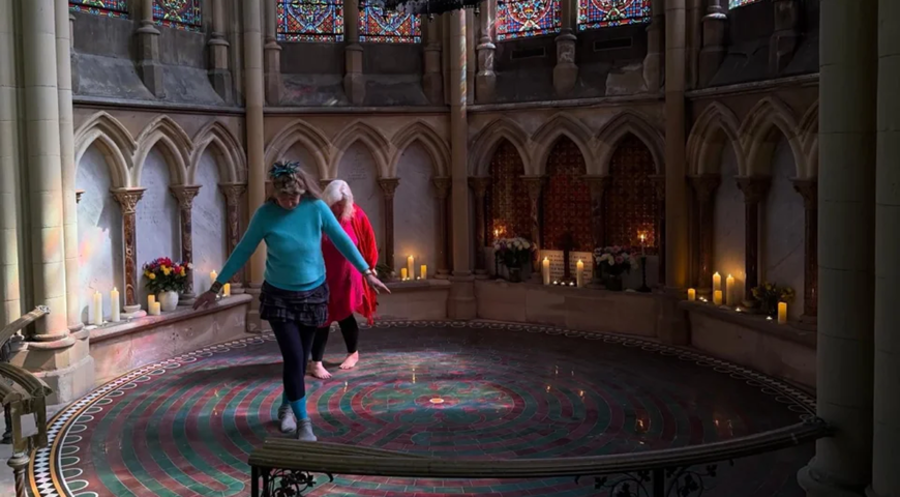 Besucher erkunden das aus rund 1.500 Fliesen zusammengesetzte Labyrinth im Altarraum. 