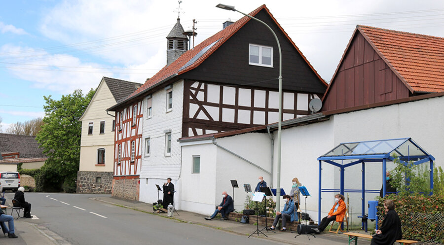 Wegen der Corona-Pandemie konnte der letzte Gottesdienst nicht in dem Gebäude, sondern nur davor stattfinden. Foto: Schlitt