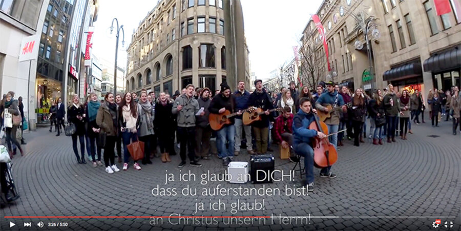 Zuerst standen nur vier Musiker in der Fußgängerzone zusammen, dann kamen Schritt für Schritt immer mehr junge Leute dazu. Screenshot: YouTube