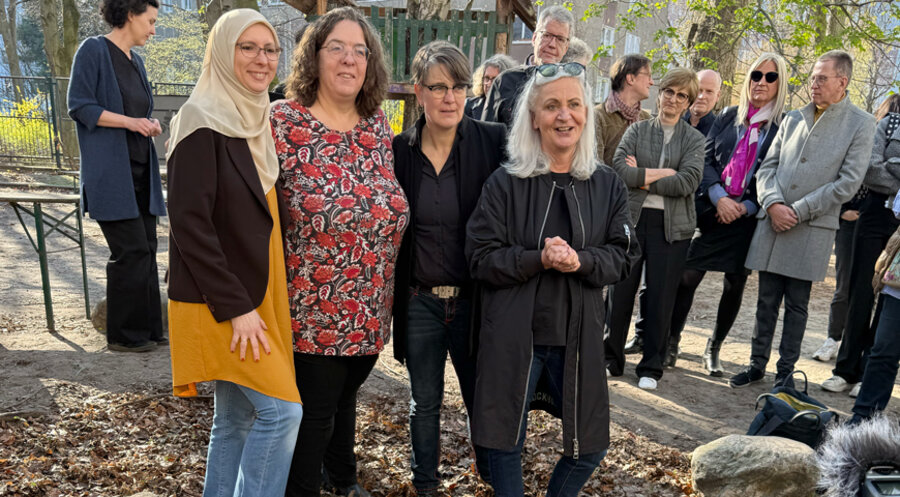 Die Initiatorinnen beerdigen symbolisch das Projekt – doch die Hoffnung geben sie nicht auf. Foto: Drei-Religionen-Kita-Haus