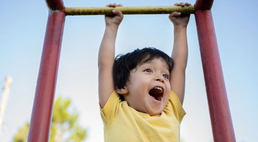 Kinder sind oft unbeschwert und vertrauen ihren Eltern ohne Vorurteile. Foto: iStock/Renata Angerami