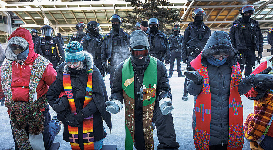Geistliche und Aktivisten versammelten sich am 23. Januar am Flughafen „Minneapolis-Saint Paul International“, um gegen Abschiebungsflüge zu protestieren. Foto: picture alliance / ASSOCIATED PRESS | Kerem Yücel