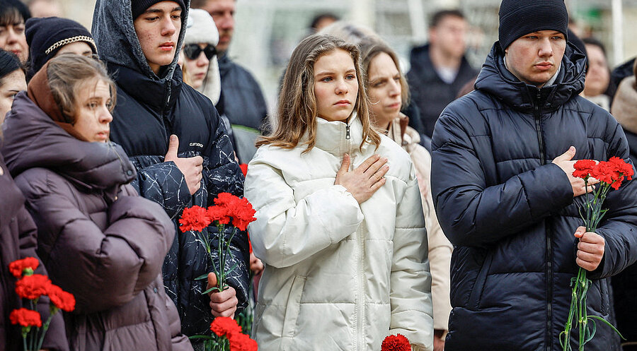 Menschen in der Stadt Irpin, Region Kiew, versammeln sich zu einer Schweigeminute am Tag des vierten Jahrestags des Ukraine-Kriegs. Foto: picture alliance / REUTERS | Alina Smutko