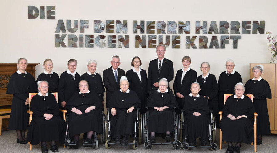 Für 75 Dienstjahre wurden Schwester Elise Mayer (vorne 2. von rechts) und Schwester Waltraud Eckerlin (hinten 2. von rechts) geehrt. Foto: Stiftung Hensoltshöhe/Aufnahme Foto-Atelier Braun, Gunzenhausen