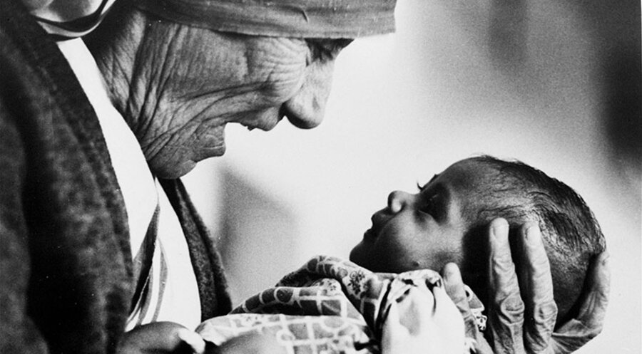 Mutter Teresa nahm sich der Schwächsten an, um ihnen zu helfen. Foto: picture alliance ASSOCIATED PRESS/Eddie Adams