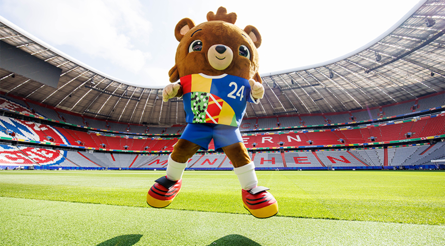 EM-Maskottchen Albärt posiert in der Münchner Fußball-Arena. Foto: picture alliance/dpa/Matthias Balk  