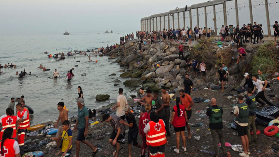Flüchtlinge aus Marroko kommen an den Strand von Ceuta.
