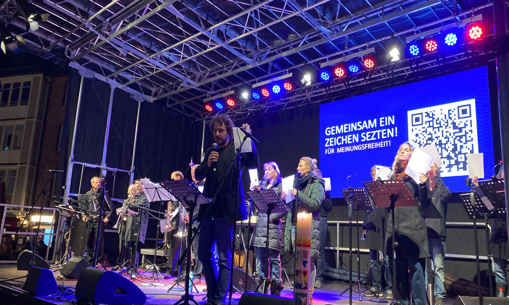 Verschiedene Musiker beteiligten sich. Foto: Bernd Oettinghaus