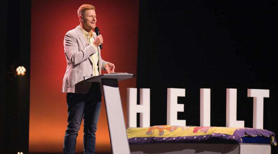 Gabriel Häsler erzählt den Zuhörern das Evangelium. Foto: Life on Stage