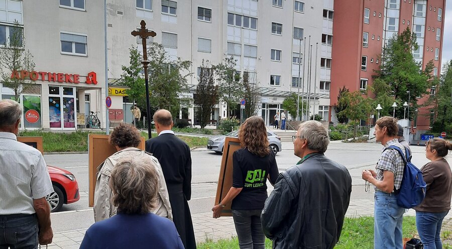 Christen beten vor einer Abtreibungseinrichtung in Regensburg. Foto: adfinternational.org