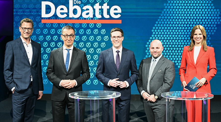 v.l. Moderator Florian Weber, Cem Özdemir (Bündnis90/Die Grünen), Manuel Hagel (CDU), Markus Frohnmaier (AfD) und Moderatorin Hendrike Brenninkmeyer bei einer TV-Debatte im SWR. Foto: picture alliance/dpa/Bernd Weißbrod
