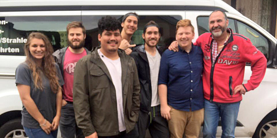 Die kalifornische Band „Cadence Please“ und der Taxiunternehmer Stefan Traxel (rechts). Foto: Facebook/Cadence Please