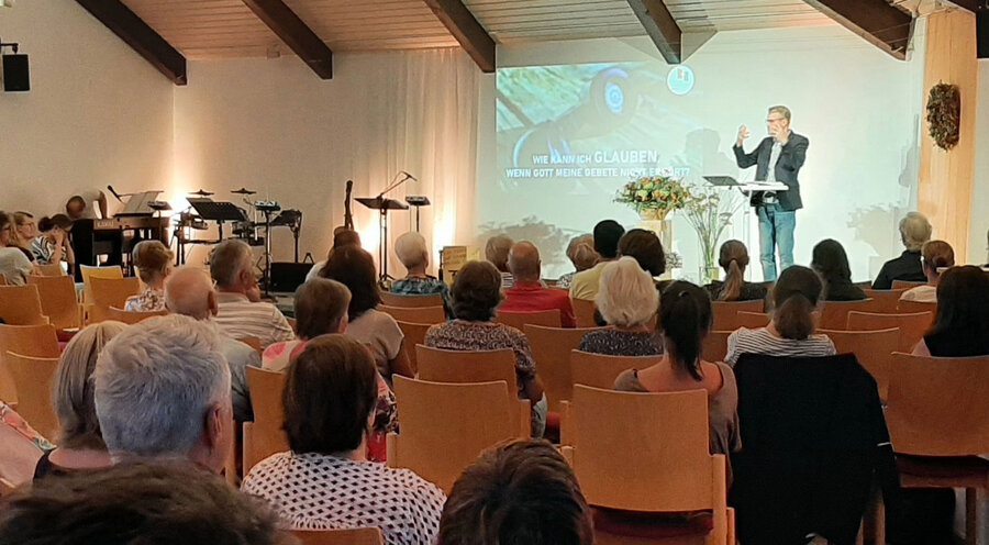 Der Pastor Markus Wäsch sprach über das Thema „Wie kann ich glauben, wenn Christen mich enttäuscht haben?“. Foto: Jannis Wagner