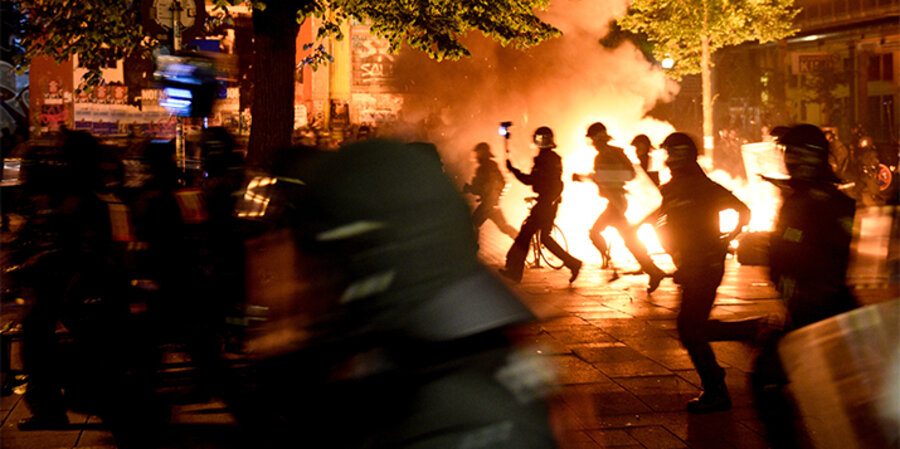 Mindestens 111 Polizeibeamte wurden bei den Ausschreitungen Linksradikaler verletzt. Foto: picture-alliance/Axel Heimken/dpa