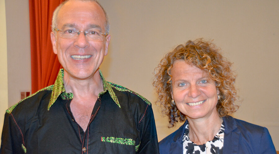 Der Dekan der Theologischen Fakultät der Universität Basel, Prof. Andreas Heuser, und die Leiterin der Arbeitsgruppe „Pfingstkirchen“ in der Kammer für weltweite Ökumene der EKD, die Theologieprofessorin Claudia Jahnel. Foto: Heike Bosien