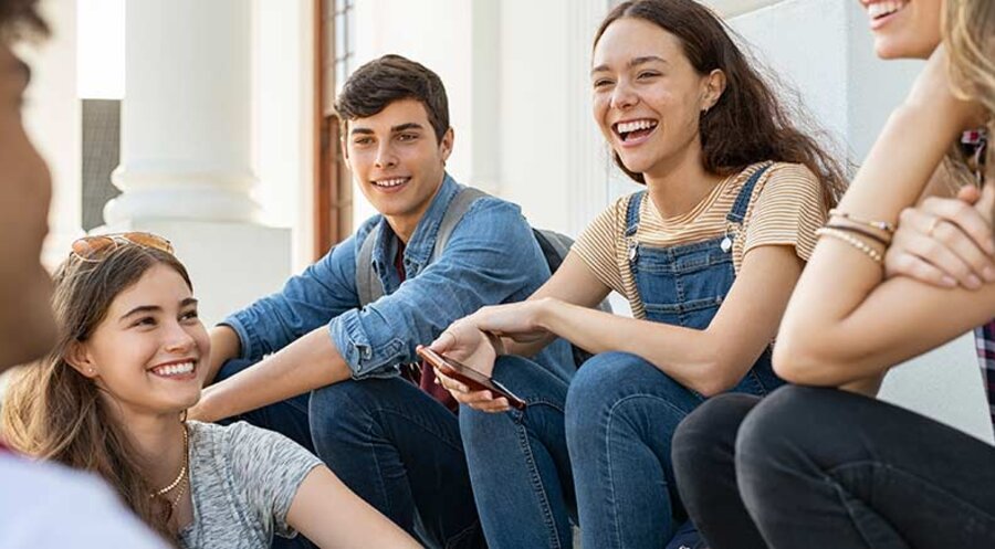 Die Evangelische Jugend in Bayern spricht sich gegen ein verpflichtendes Gesellschaftsjahr für junge Menschen aus. Foto: iStock/Ridofranz