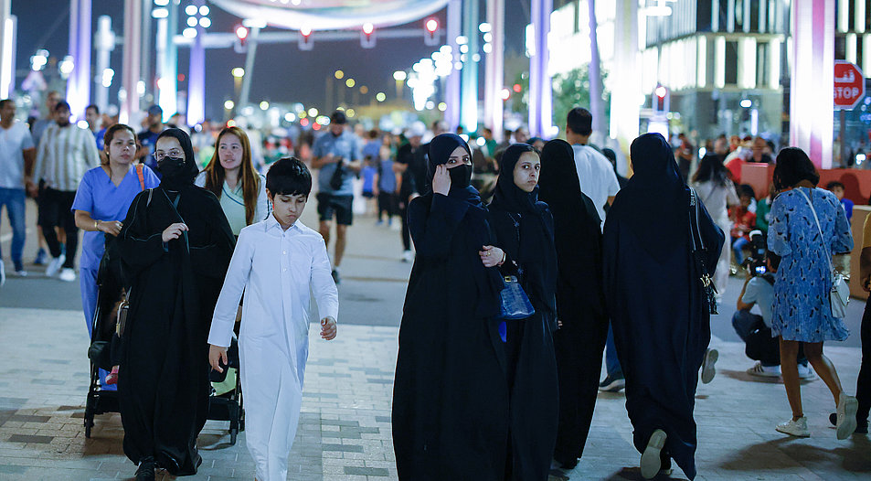Fußgänger auf dem Lusail-Boulevard in Doha. Foto: Picture Alliance/Rodolfo Buhrer