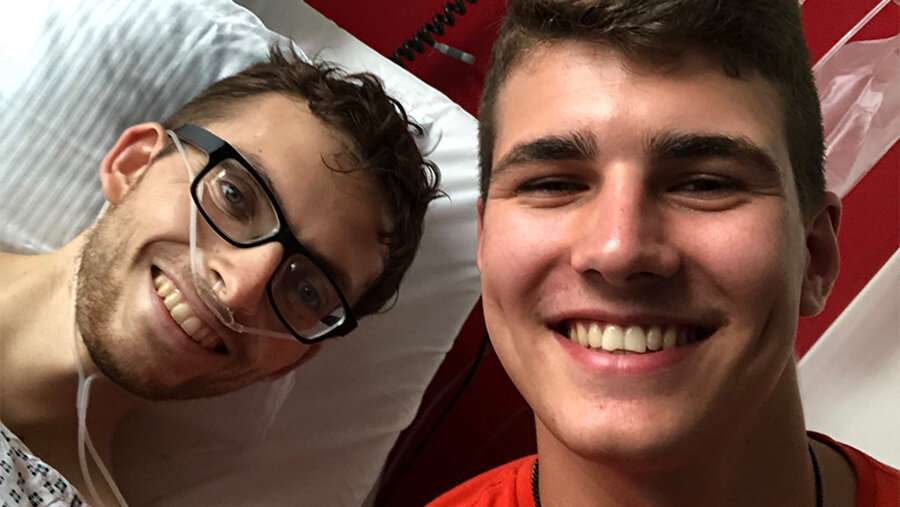 Helge Döker (rechts) zusammen mit Philipp
Mickenbecker im Krankenhaus. Foto: privat