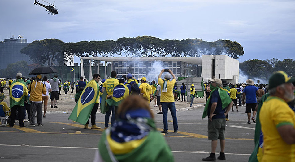 Anhänger des abgewählten brasilianischen Präsidenten Jair Bolsonaro stürmten am 8. Januar den Nationalen Kongress in Brasilia. Foto: Picture Alliance/AA/Mateus Bonomi