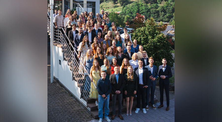 „Biblische Aussagen in ihrem Kontext zum Leuchten bringen“: Die aktuellen Absolventen der Internationalen Hochschule Liebenzell: Foto: Benjamin Wurster