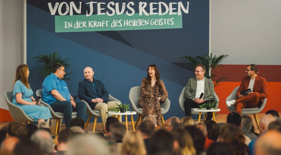 Gesprächsrunde beim Pfingsttreffen des Liebenzeller Gemeinschaftsverbandes. V.l.n.r.: Moderatorin Damaris Hoppe, Übersetzer Holger Totzek, der Pastor der Jerusalemer Gemeinde „King of Kings“, Chad Holland, „Miss Germany 2023“ Kira Geiss, der Vorsitzende des Verbandes, Martin Siehler, und Moderator Timo Moullion. Foto: Christian Käfferlein
